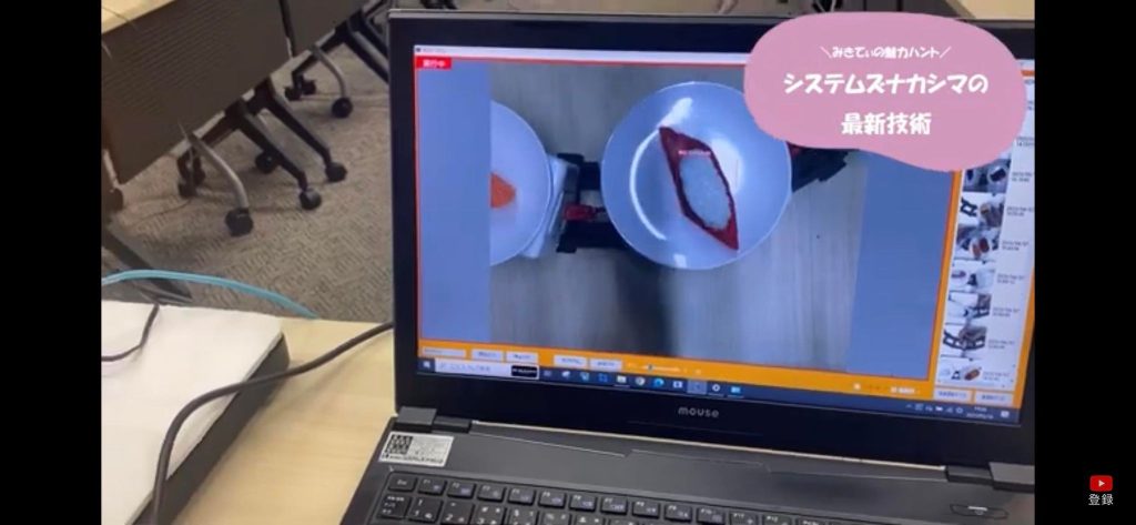 寿司トレインが上下逆になった寿司をとらえている様子