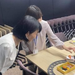 寿司トレインの説明を受けている様子